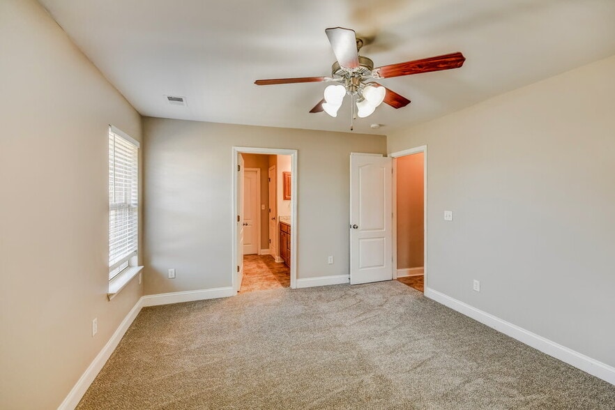 Building Photo - 2067 Edgewood Dr