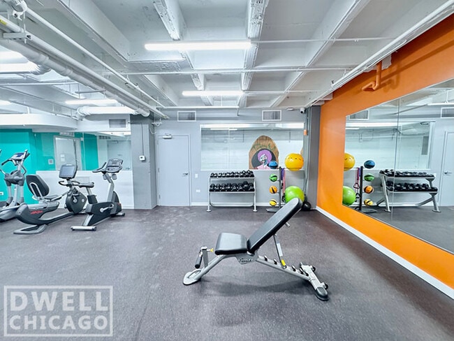 Building Photo - 1009 W Lawrence Ave