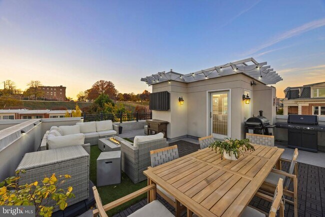 Building Photo - 900 Valencia Ct