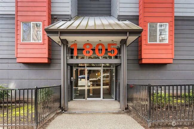 Building Photo - Beautiful Capitol Hill Condo - Utilities a...