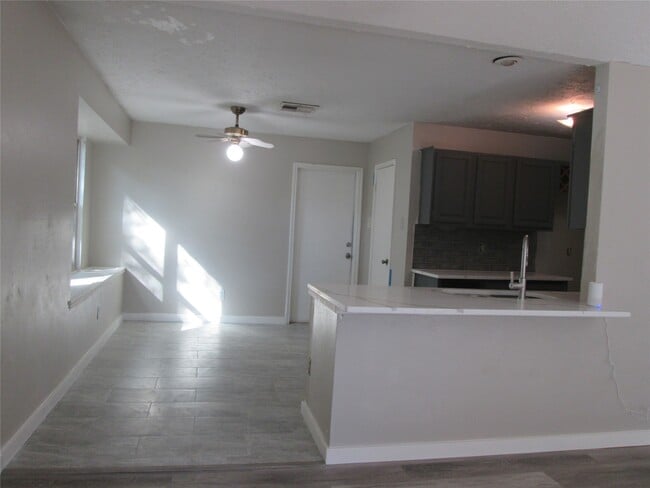 Building Photo - 2506 Portland Dr