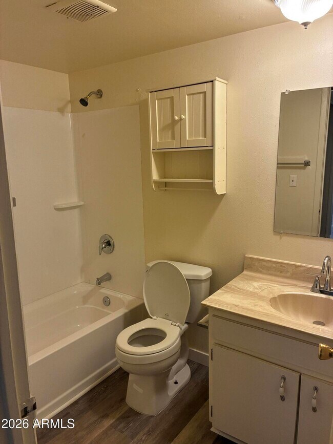 Building Photo - 1422 E Yucca St