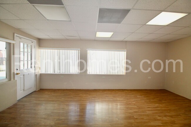 Building Photo - 10952 Parkdale Ave