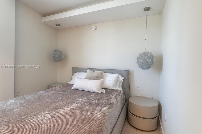 Building Photo - 17001 Collins Ave