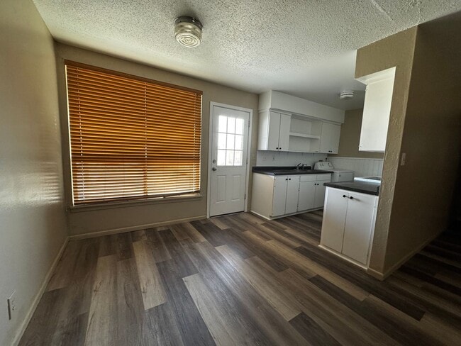 Building Photo - Charming and spacious Needles HOME