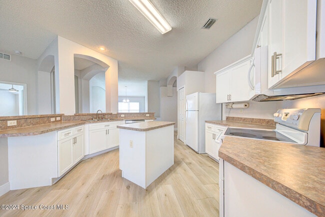 Building Photo - 1085 Sedgewood Cir
