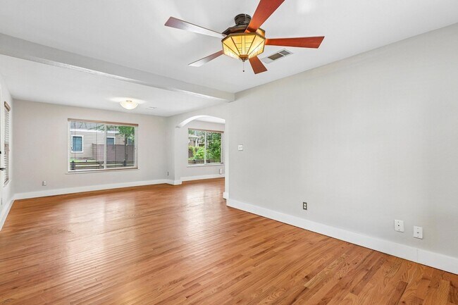 Building Photo - 4315 Bellvue Ave