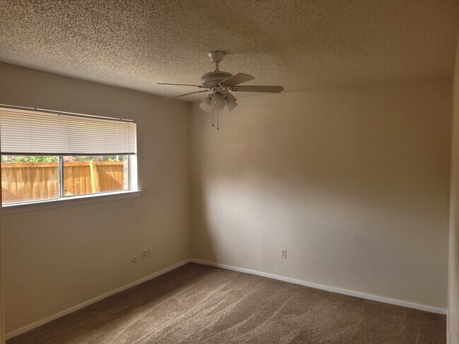 Building Photo - 316 Towne House Ln