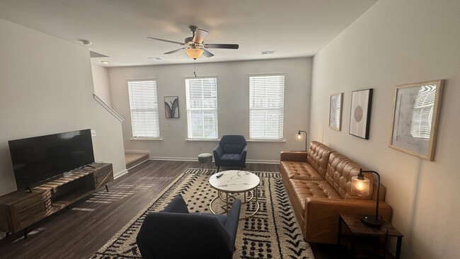 Building Photo - 145 Roxanne Dr