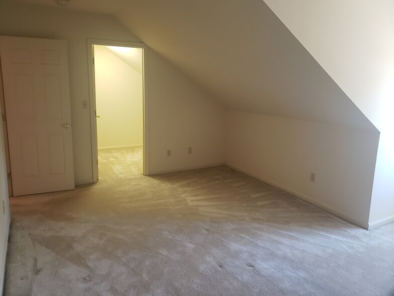 Building Photo - 10 Brookline Ct