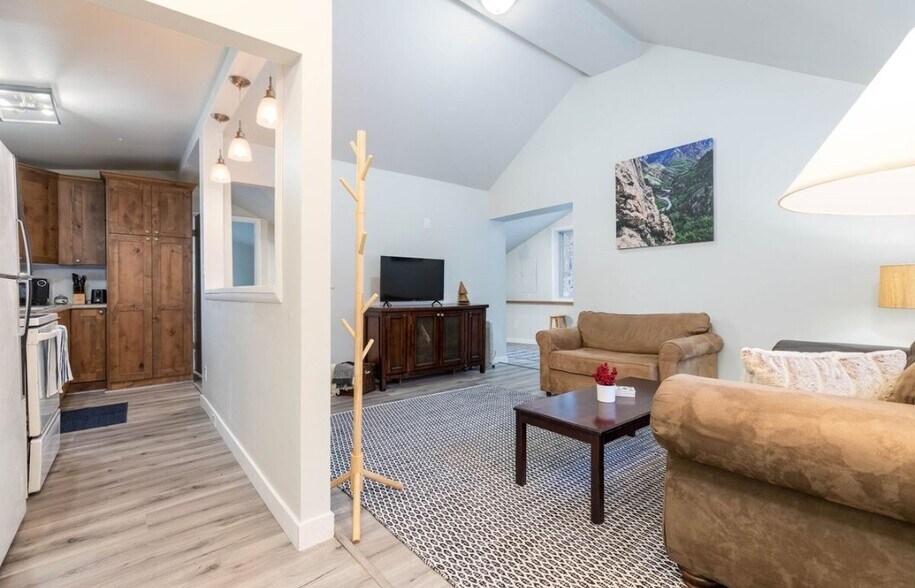 Building Photo - 6820 S Maxfield Dr