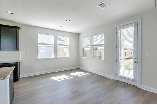 Building Photo - 805 Vaughn St