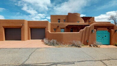 Building Photo - Custom Adobe style home in exclusive Navajo Ridge
