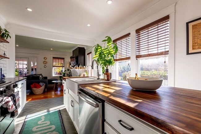 Building Photo - 310 S 7th St