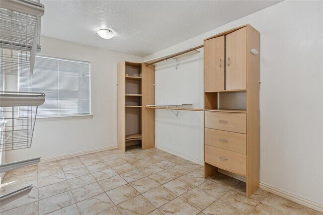 Building Photo - 3326 Lake Stream Dr