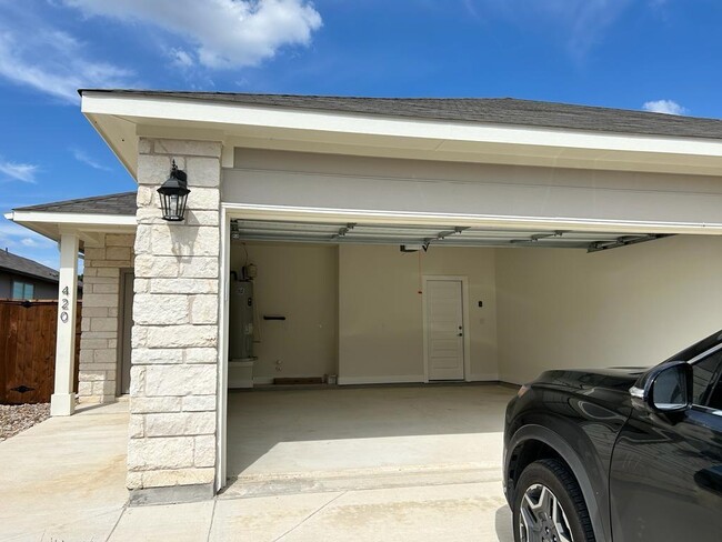 Building Photo - 420 Parkline Dr