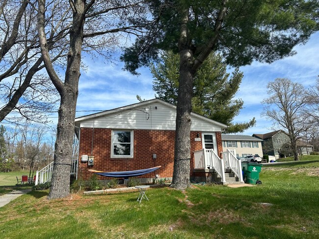 Building Photo - Brick Three bedroom Ranch in Uptown Blacks...