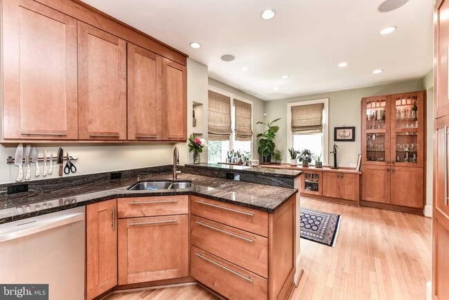 Building Photo - 904 Park Ave