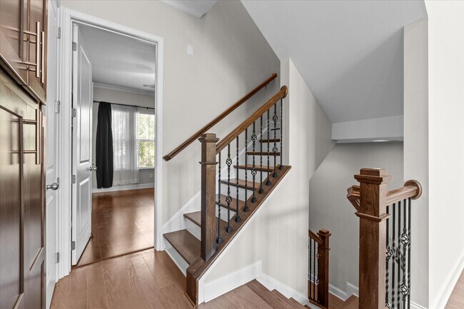 Building Photo - 1024 Moorewood Ln S E