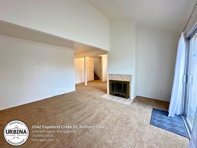 Building Photo - Charming 2-Bed, 1.5-Bath End-Unit Condo in...