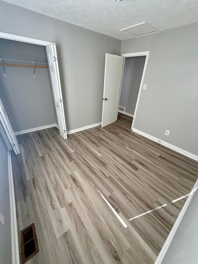 Building Photo - 2472 Woodhill Dr