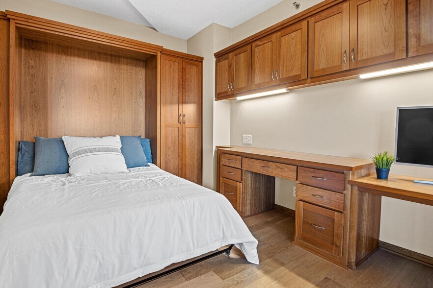 Building Photo - 168 6th St E