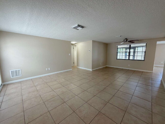 Building Photo - Spacious 2/2 with home with fenced yard in great Port Richey location.