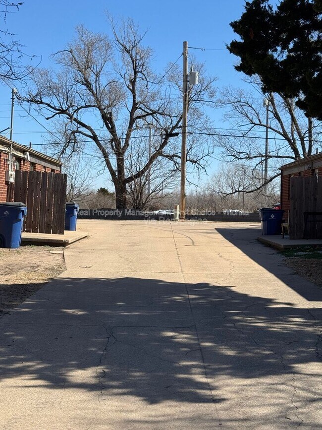Building Photo - 1632 S Mission Rd