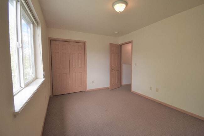Building Photo - Centrally Located 3b 1.5ba Townhouse with attached Garage and Patio!