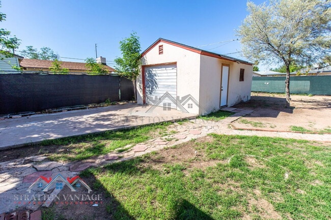 Building Photo - 1324 W Clarendon Ave