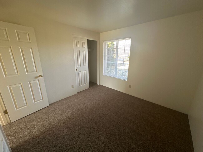 Building Photo - Quiet Eastside 3 Bdrm House, 2 Bath, All appliances in Kitchen, Attached Garage, Fenced Yard