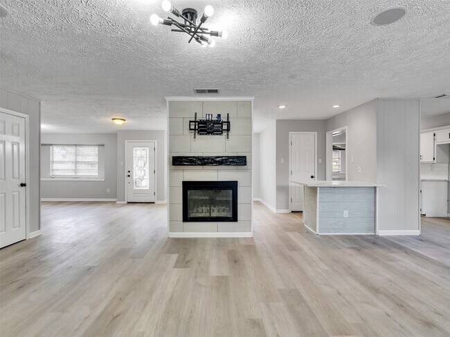 Building Photo - 3202 Lakehaven Dr