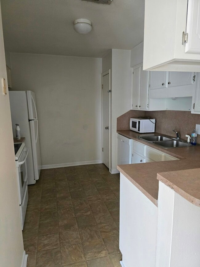 Building Photo - 201 Regency Ave
