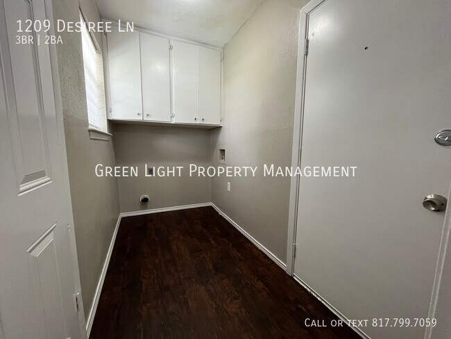Building Photo - 1209 Desiree Ln
