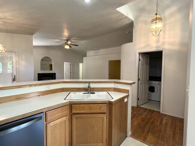 Building Photo - Adorable 3 bed 2 bath home in the Coventry Manor Subdivision just off W State St and N Hartford.