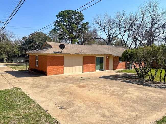 Building Photo - 4 Bedroom / 3 Full Bath / Huge Yard