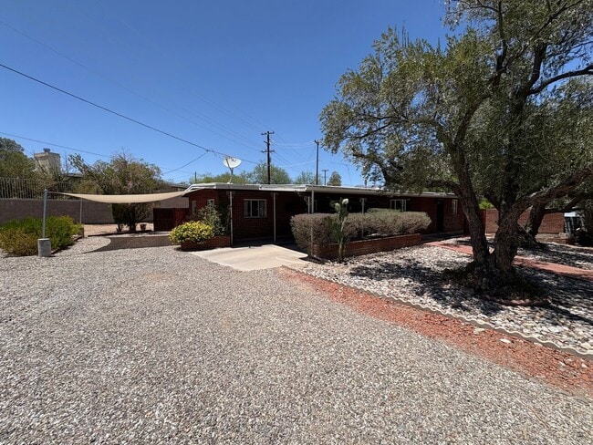 Primary Photo - Eastside home with privacy on cul-de-sac