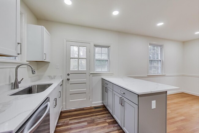 Building Photo - Completely Renovated 4-Bedroom, 3.5-Bathro...