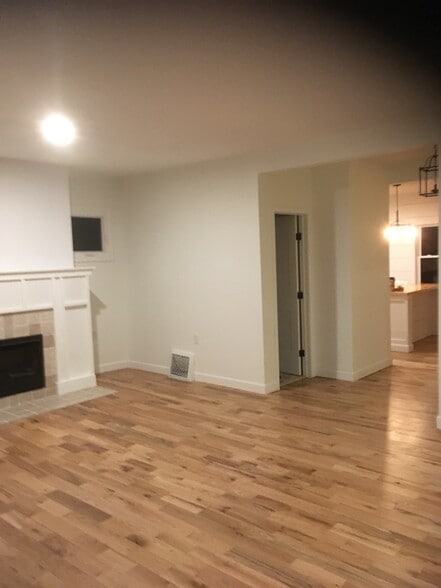 Building Photo - 704 cherry st