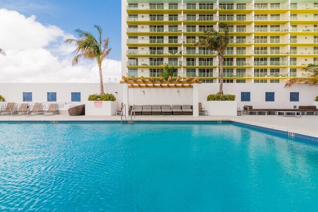 Building Photo - 1750 N Bayshore Dr