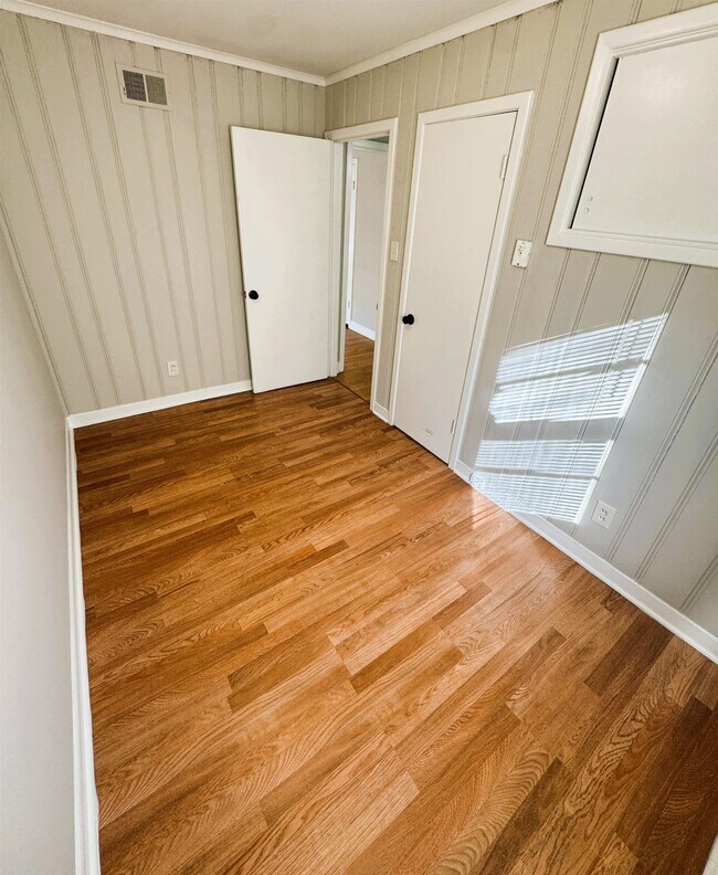 Building Photo - 830 Stratford Rd