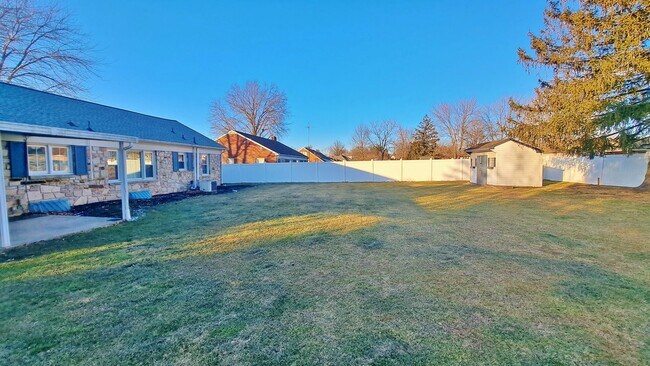 Building Photo - 3 Bed / 1-1/2 Bath Single Family Home w/2-car garage