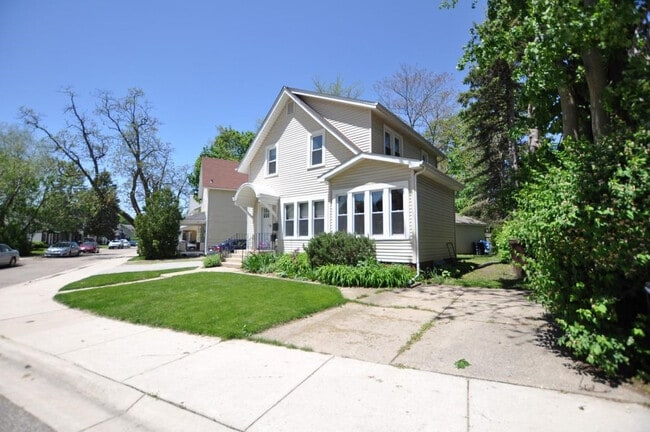 Building Photo - 921 Sylvan Ave