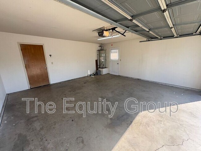 Building Photo - 5936 W Oak Ave