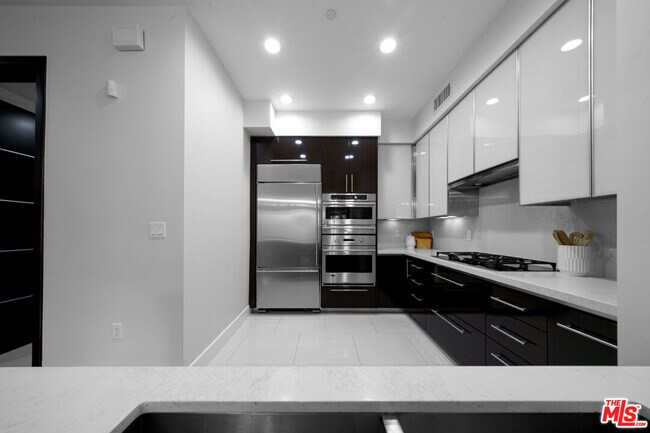 Building Photo - 1318 S Roxbury Dr