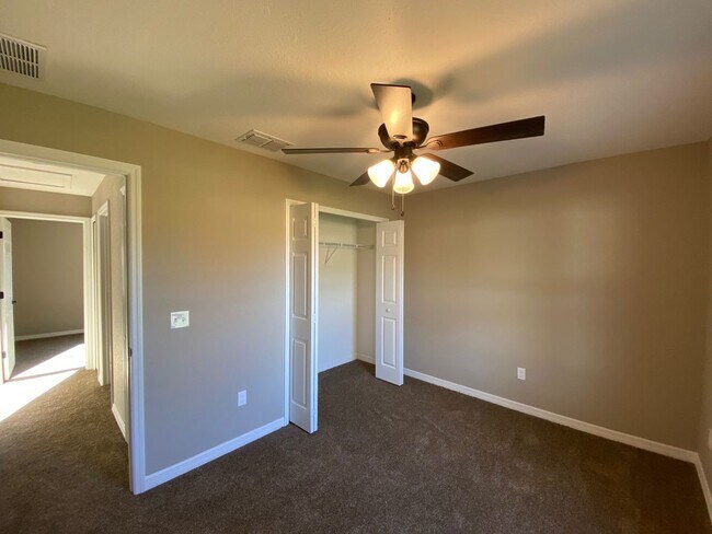 Building Photo - 3/2/2 Silver Spring Shores **Available NOW**