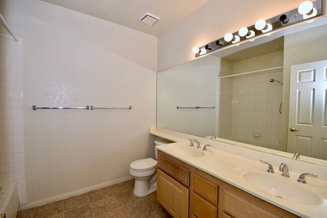 Building Photo - COZY 2 BED 2 BATH CONDO ON 2ND FLOOR AT PA...