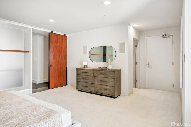 Building Photo - 142 Russ St