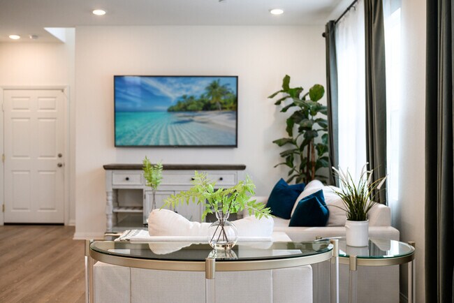 Building Photo - Fully Furnished with appliances Ontario Townhouse