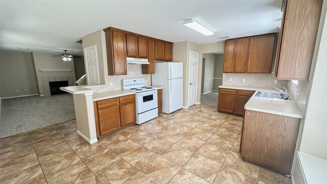 Building Photo - 374 Lake View Dr